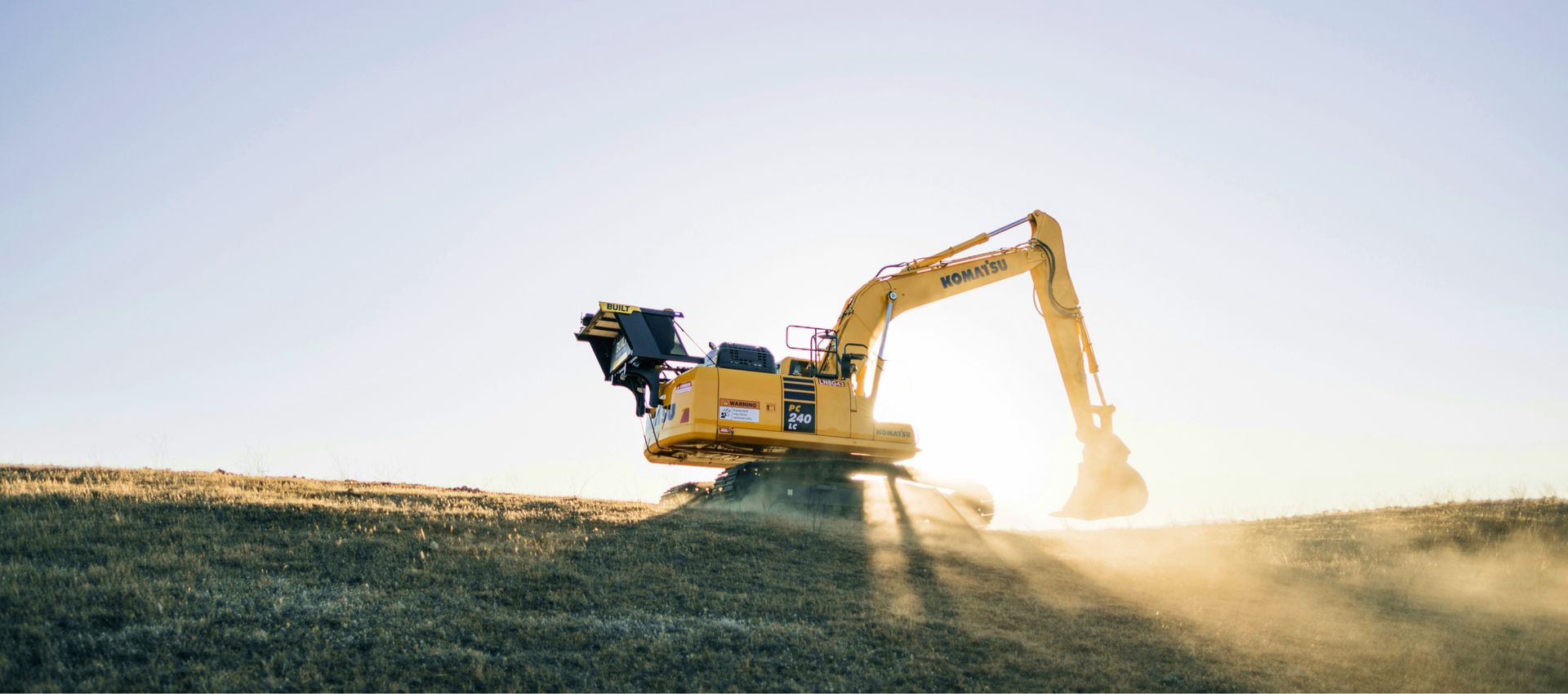 Gelber Bagger auf dem Feld